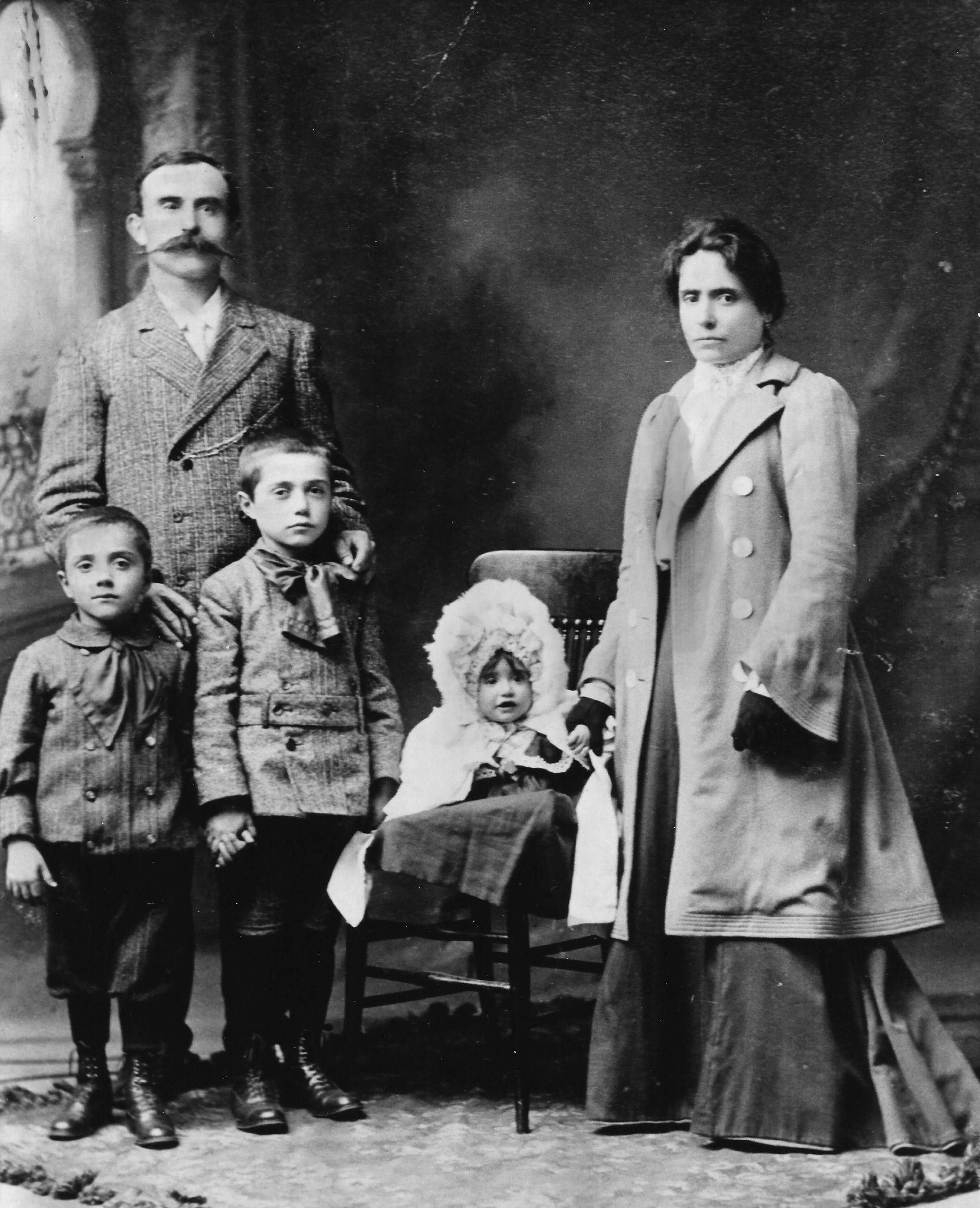 Ridgefield family portrait circa 1915
